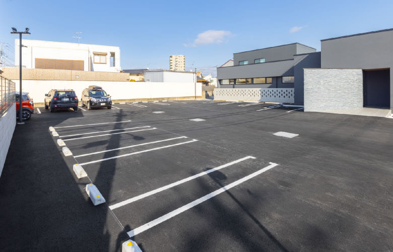 専用駐車場16台